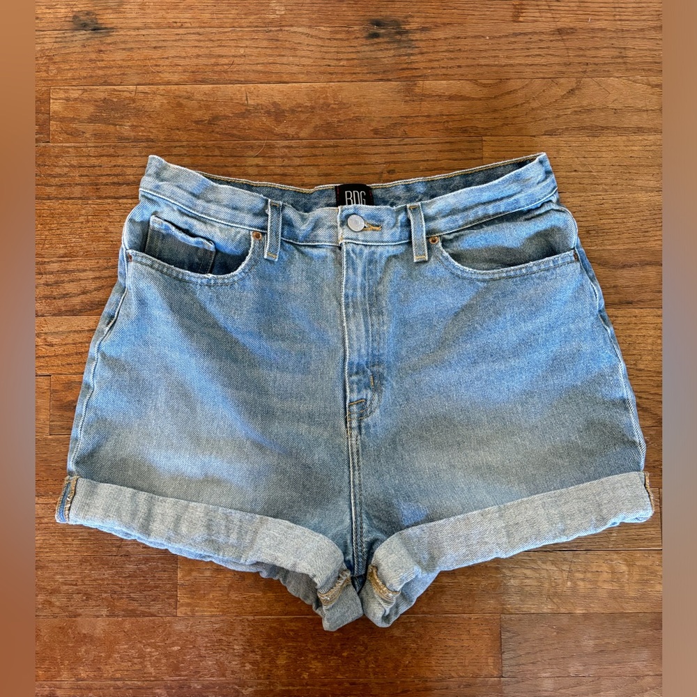 BDG Mom High Rise Shorts. Size 31